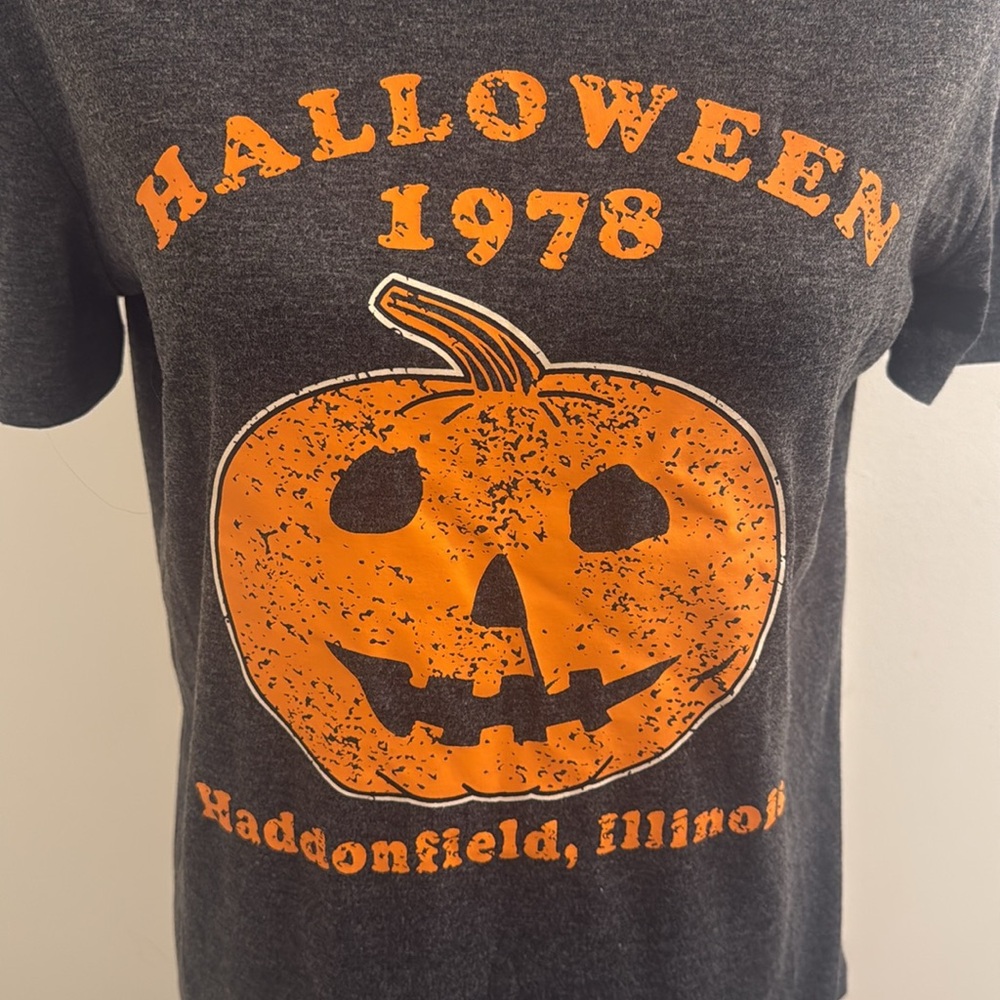 Halloween 1978 Haddonfield IL T-shirt Women’s Size Small Gray Shirt Pumpkin - Picture 4 of 10